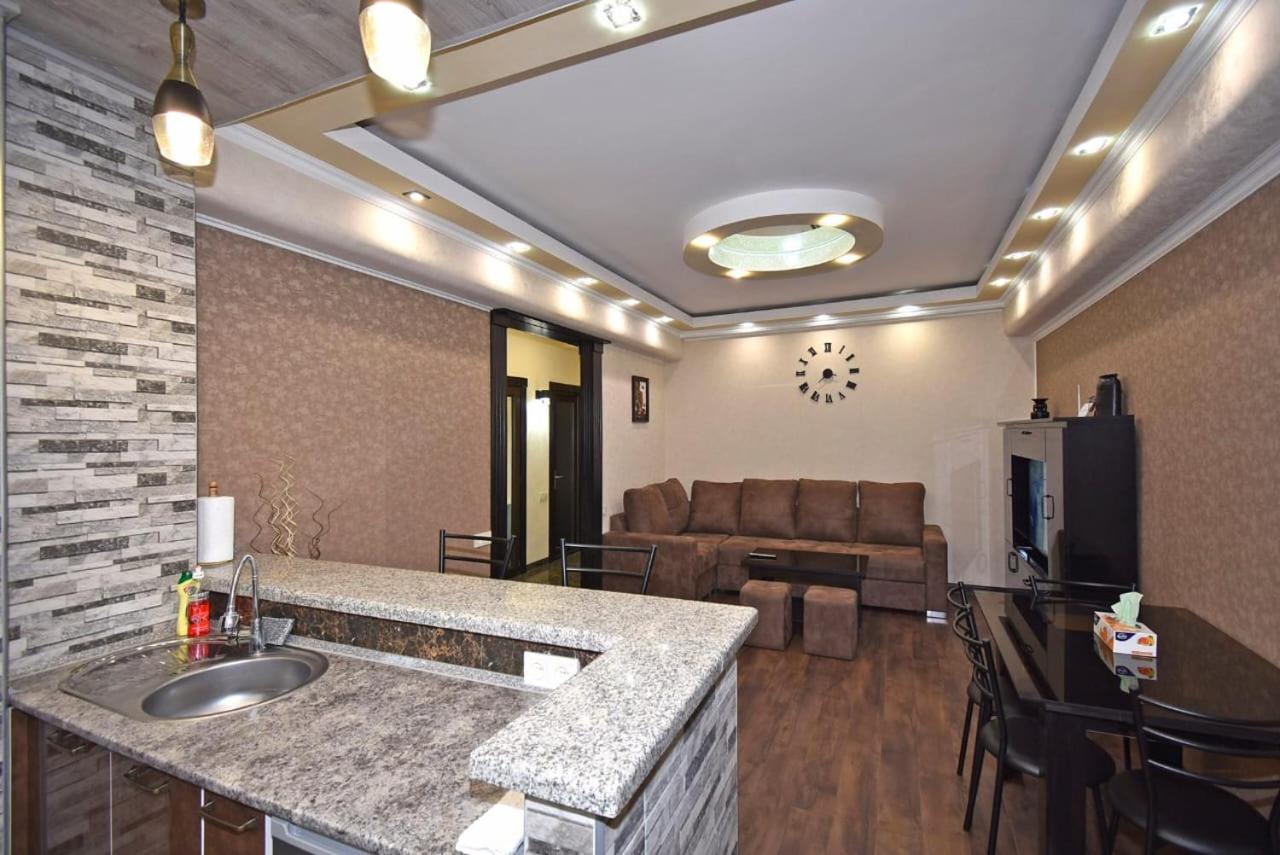 Luxury Apartment In Republic Square Jerevan Buitenkant foto